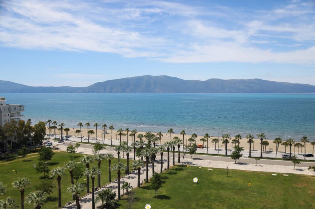 🌊 ME QIRA – APARTAMENT 1+1 ME PAMJE TË PLOTË NGA DETI NË LUNGOMARE, VLORË 🏡✨