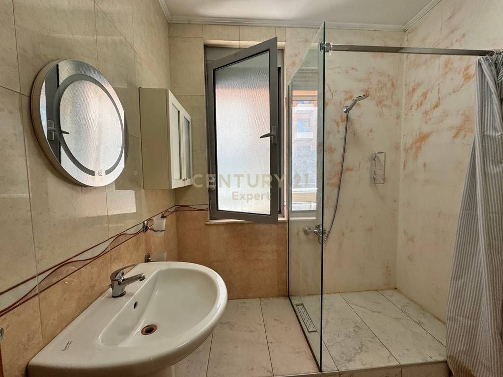 JAPIM ME QIRA APARTAMENT 3+1+2 TEK RRETHRROTULLIMI I ZOGUT TE ZI