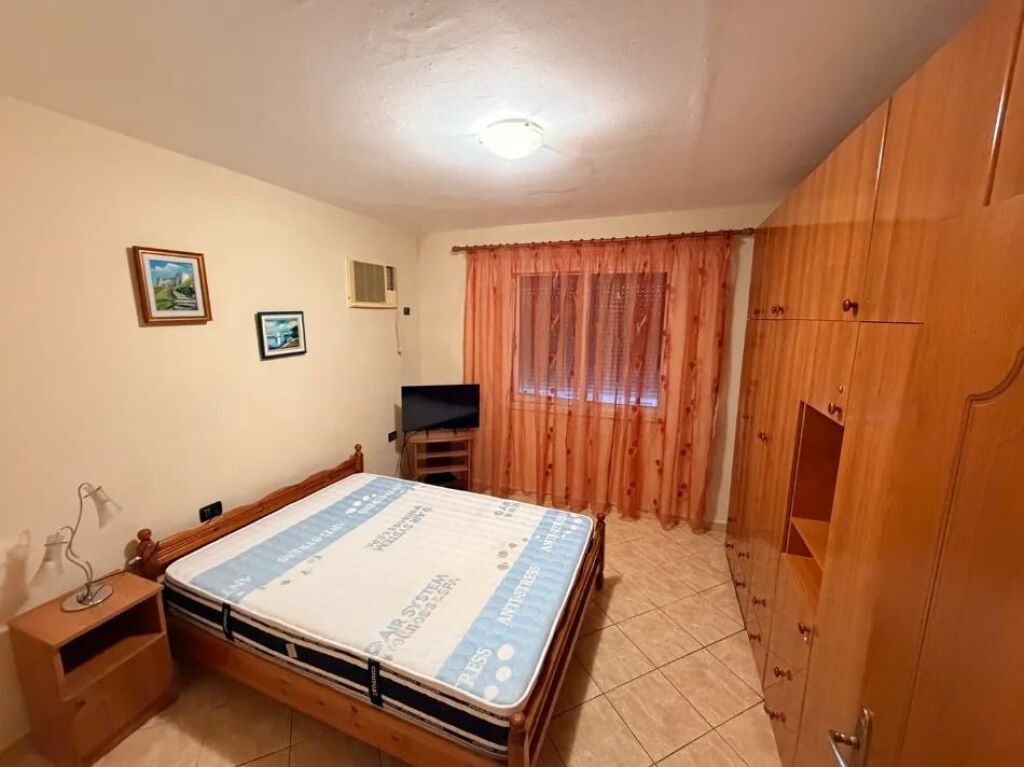 🏢Porcelan,prane Universitetit Europian Tirane jepet me qera ,2+1,i mobiluar. 550Euro 
