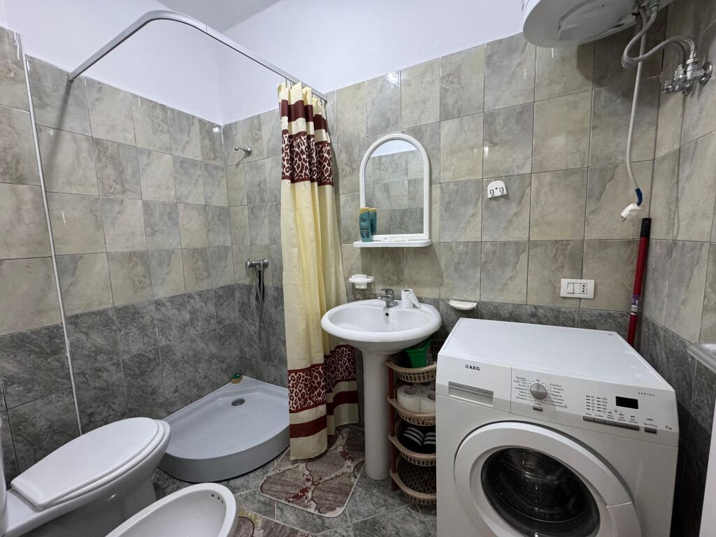 Shitet Apartament 1+1