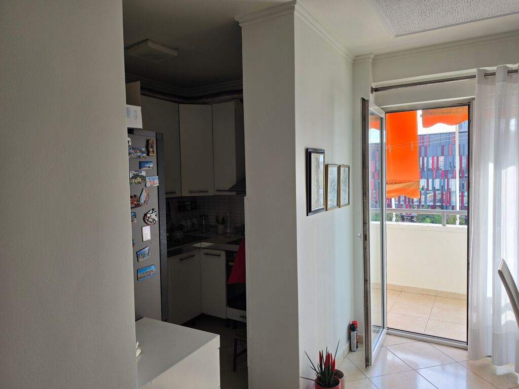 Jepet me Qira Apartament 115 m² për Zyrë / Biznes- Cmimi=2000 Euro
