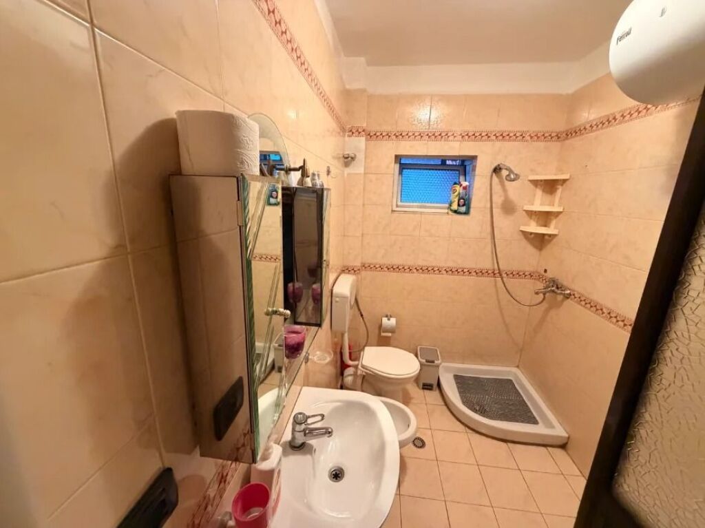 🏢Porcelan,prane Universitetit Europian Tirane jepet me qera ,2+1,i mobiluar. 550Euro 
