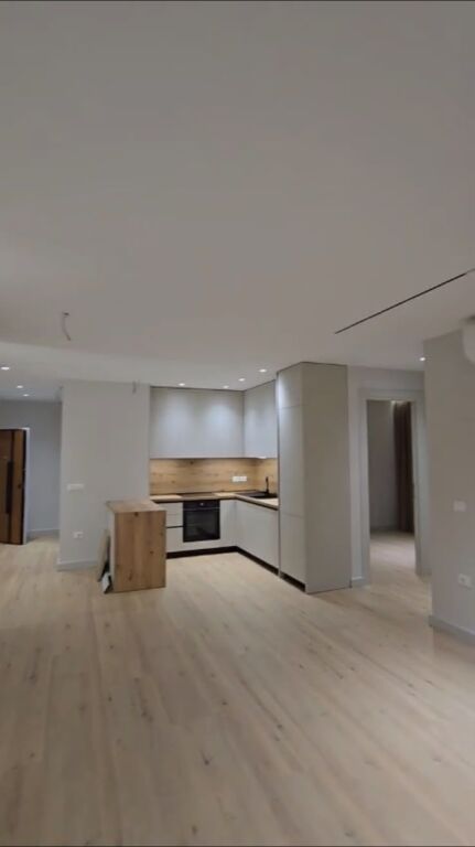 Shitet apartament 2+1 tek Liqeni i Thate, prane Radisson!
