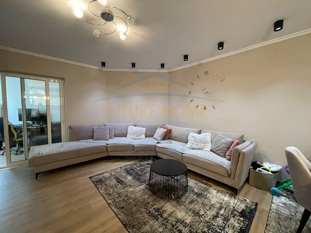 Rent, 2+1 Apartment Paris Commune Tirana.