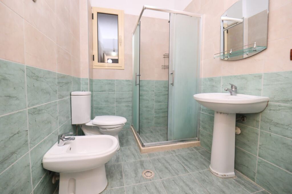 🌊 ME QIRA – APARTAMENT 1+1 ME PAMJE TË PLOTË NGA DETI NË LUNGOMARE, VLORË 🏡✨