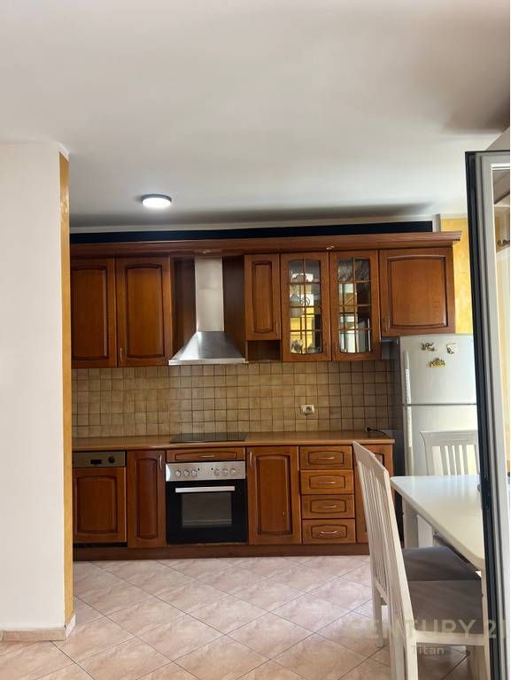 Apartament 3+1+2 tualete me qira te Zogu i Zi.