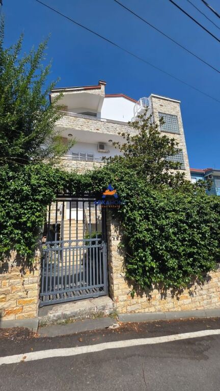 SHITET VILE 4 KATESHE "KODRA E PRIFTIT" 560.000 EURO