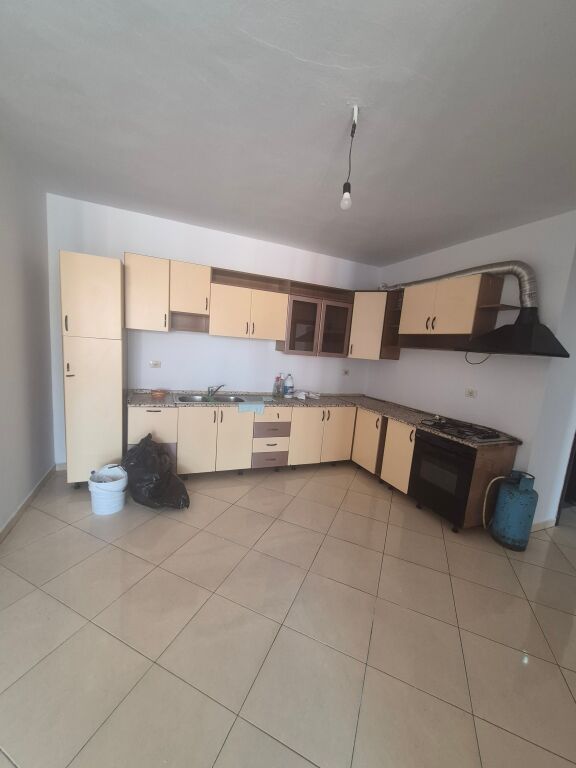 Jepet me qera Apartament 2+1+2 ne Astir