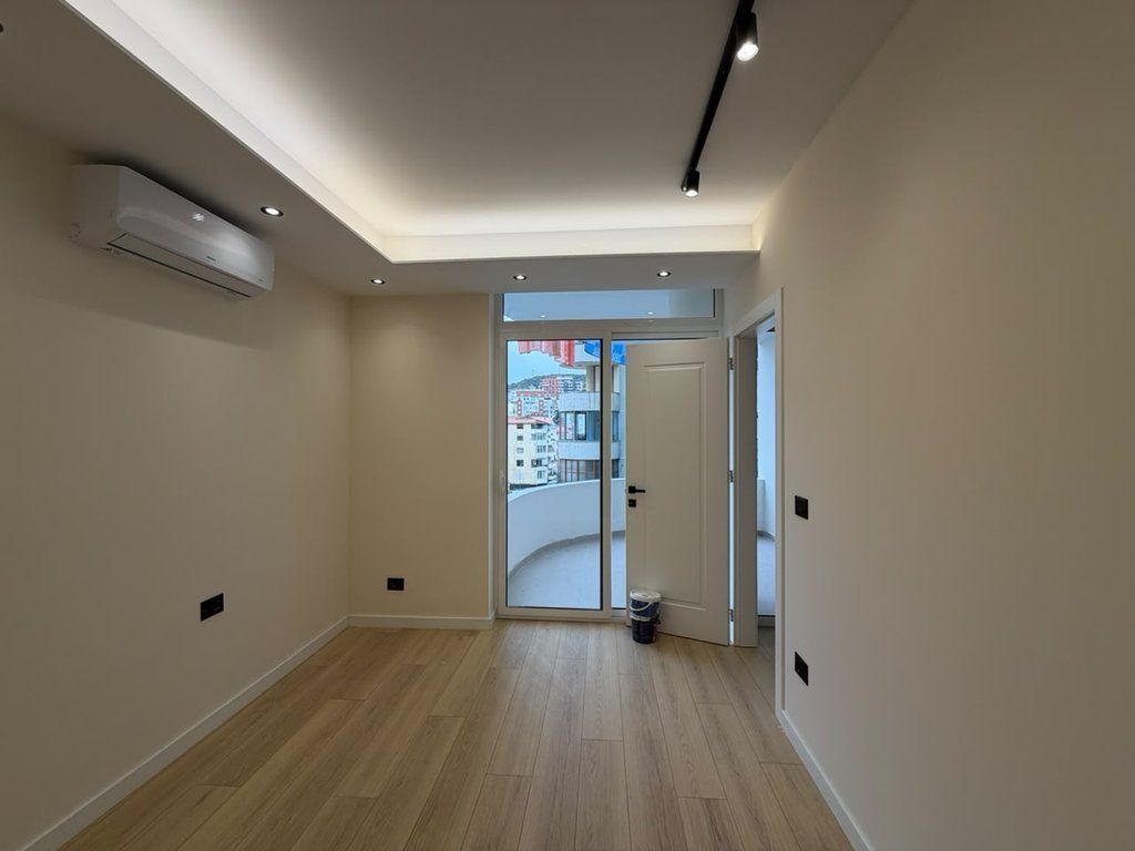 Shitet,Apartament 1+1,Komuna e Parisit, Tirane