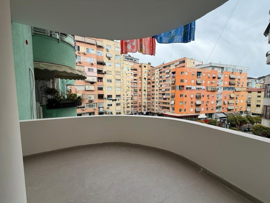 Shitet,Apartament 1+1,Komuna e Parisit, Tirane