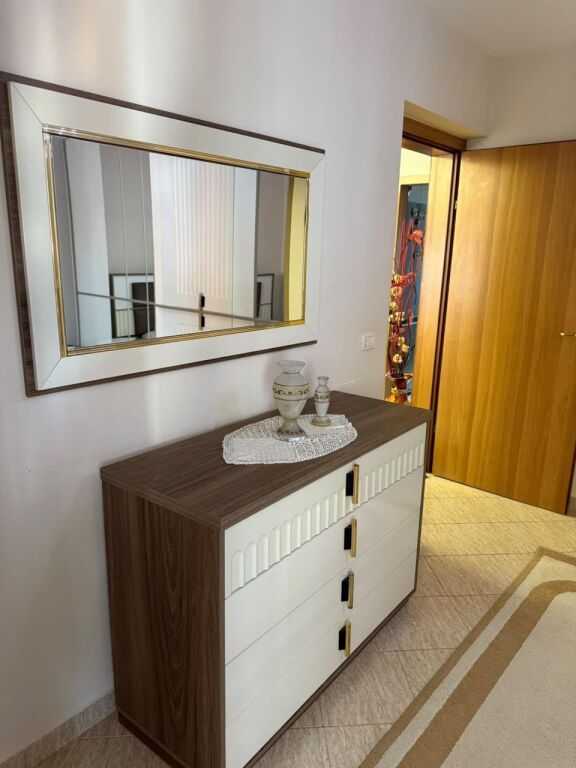 Apartament 2+1 me qira te Xhamlliku, pranë Sheshit Shtraus – 550 €