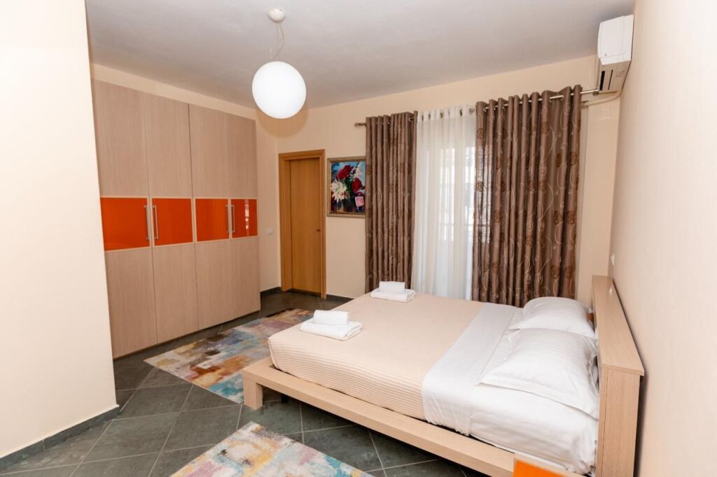 APARTAMENT 2+1+2 TUALETE ME PAMJE DETI ME QERA AFATGJATE - LUNGOMARE, VLORE