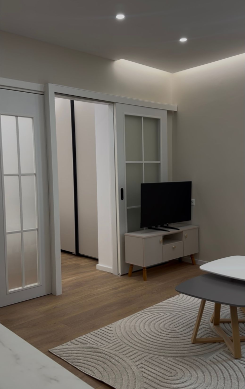 Shitet apartament 1+1 në Komunën e Parisit.