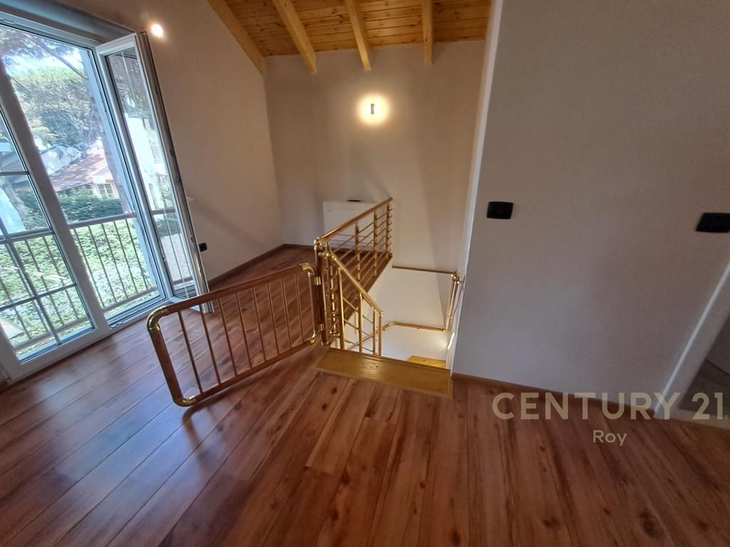 Vilë me Pishinë Për Shitje në Qerret, Durrës !!