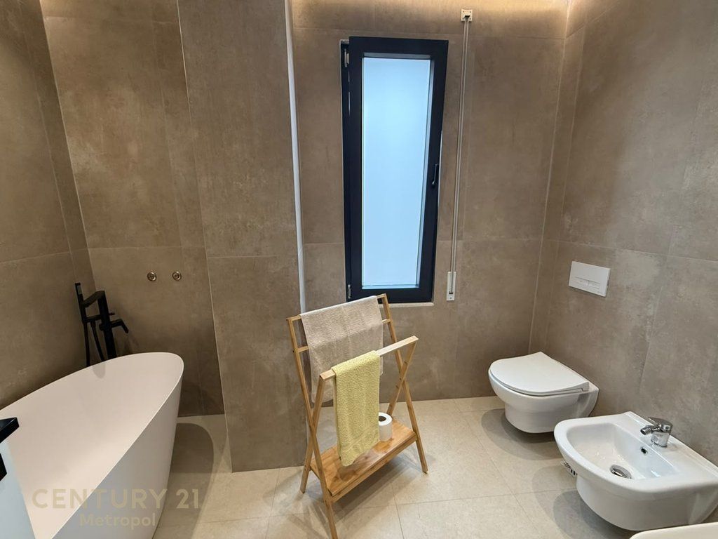 PENTHOUSE PËR SHITJE KOPSHTI BOTANIK - PRANË KODRËS SË DIELLIT 1!