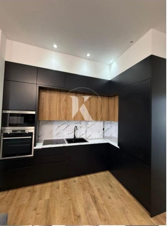 2+1, 12th floor elevator, commune of Paris, 850 thousand lek