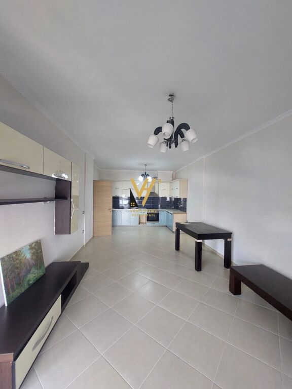 JEPET APARTAMENT 3+1+2+BLK ME QERA TE KOMUNA E PARISIT 100.000 LEKE