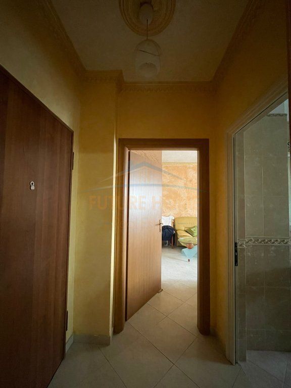Shitet Apartament 2+1, Fresk