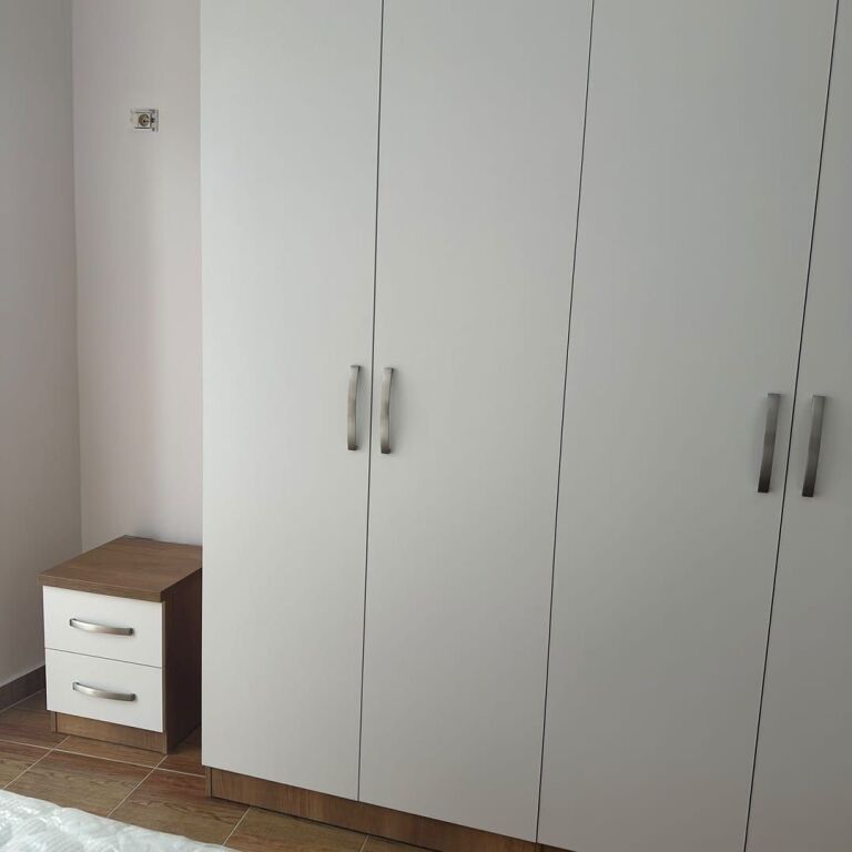 Apartament 3+1 i mobiluar me qira te Rruga Selman Riza, me verandë