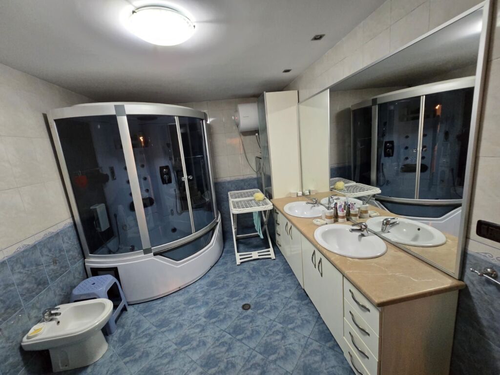 Apartament 1+1 me 2 Tualete me Qira – Te Brryli (Buzë Rrugës Kryesore) !