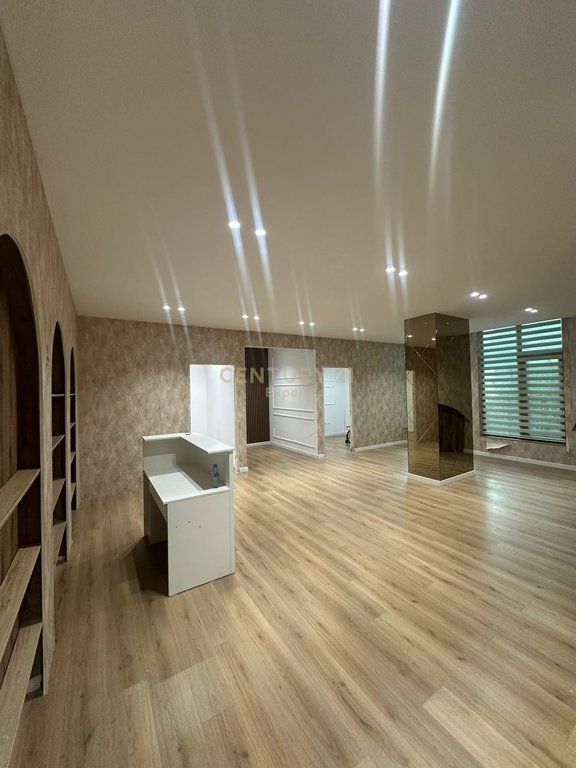 Ambient biznesi 80 m² me qira, kati 1, përballë Vila L.  60 000 leke/ muaj