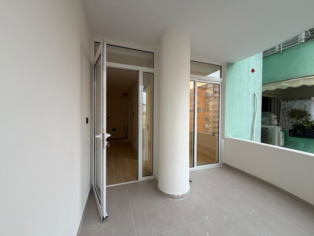 Shitet,Apartament 1+1,Komuna e Parisit, Tirane