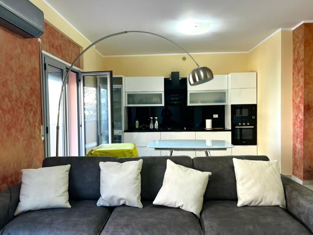 APARTAMENT 2+1 ME FULL PAMJE DETI ME QERA AFATGJATE - LUNGOMARE, VLORE