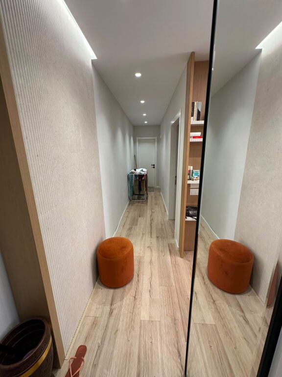 Rruga David Selenica, jepet me qera apartament 2+1 i mobiluar 60,000 Leke   