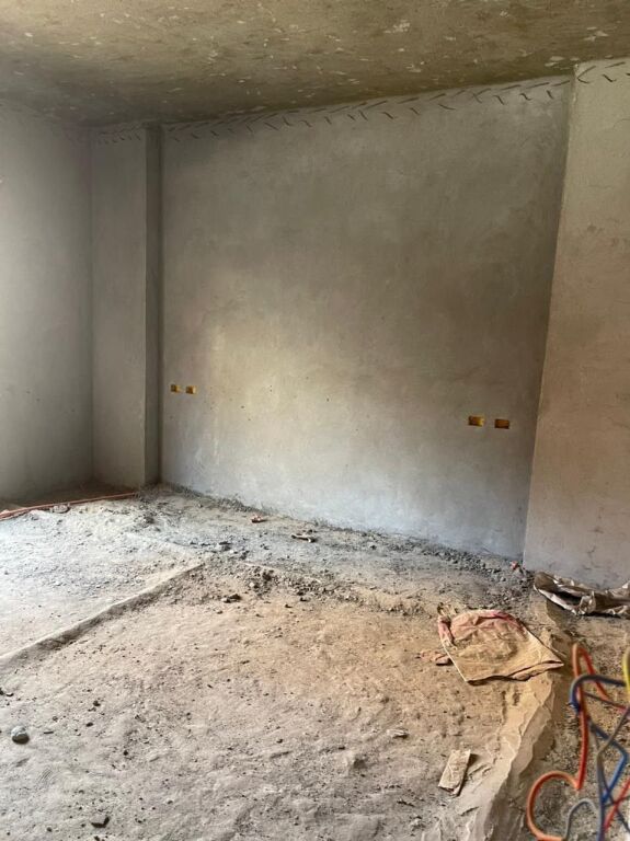 5-Maj, shitet apartament 1+1+parking ne faze ndertimi.