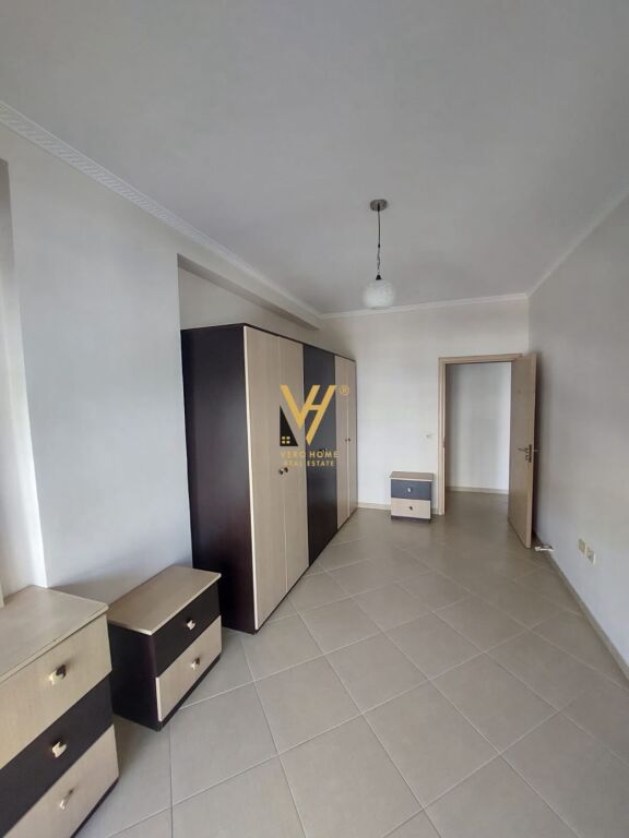 JEPET APARTAMENT 3+1+2+BLK ME QERA TE KOMUNA E PARISIT 100.000 LEKE