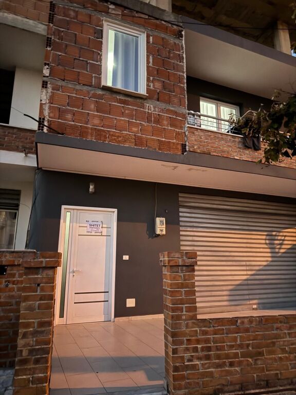 Shitet Apartament 2+1
