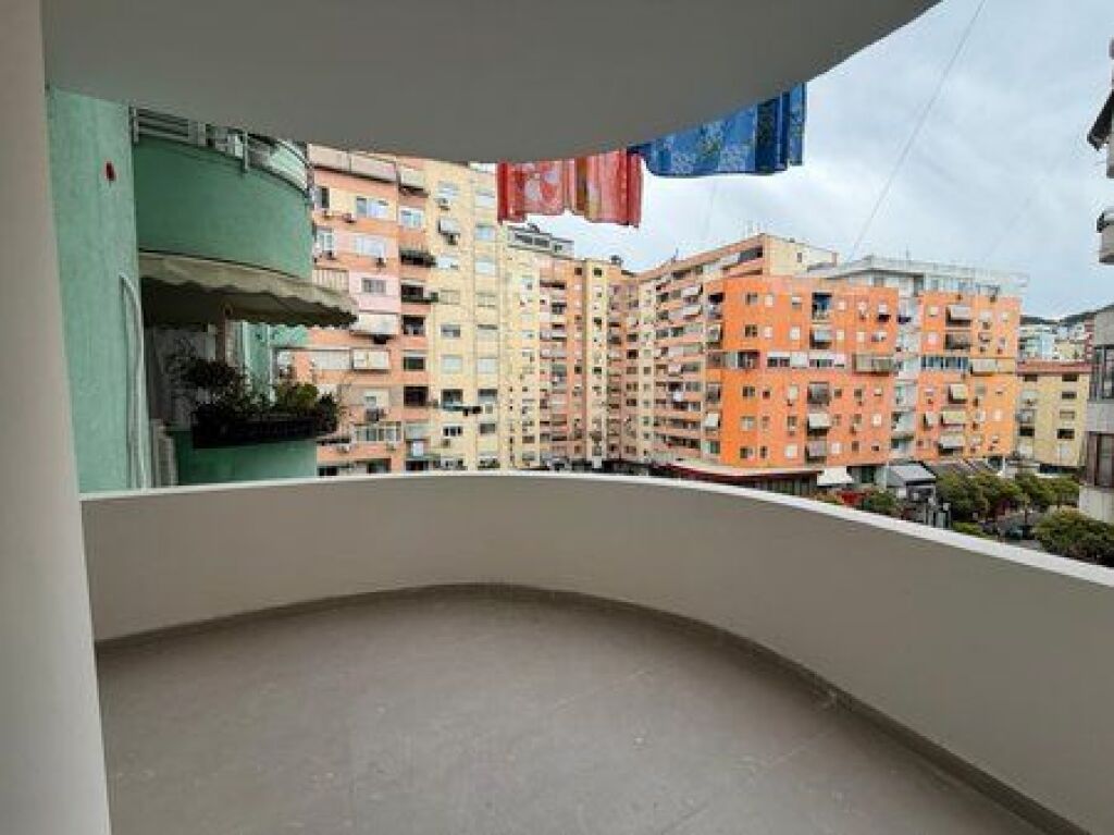 Shitet ,Apartament 1+1, Komuna e Parisit, Tirane