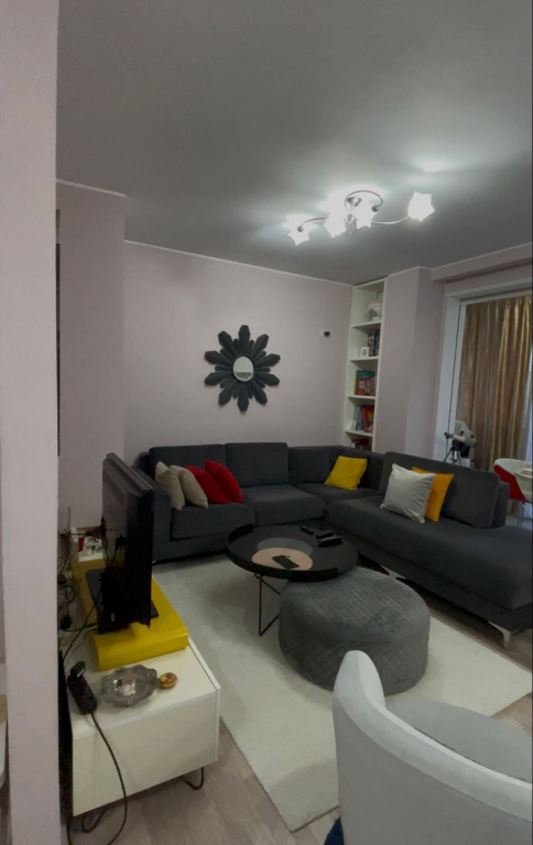 Shitet apartament 2+1+2 me verandë, pranë Kristal Center, Tiranë.