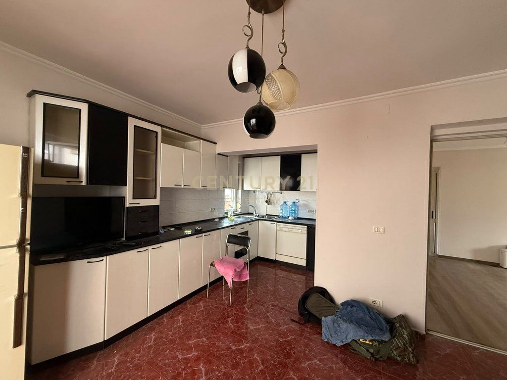 Shitet Apartament 3+1 tek Tregu Cam