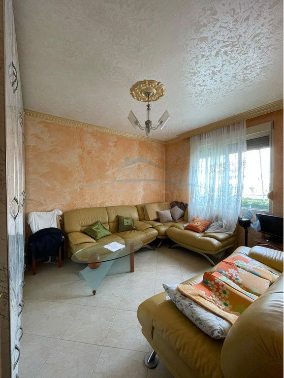 Shitet Apartament 2+1, Fresk