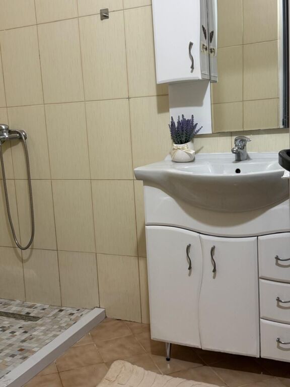 JEPET ME QIRA APARTAMENT 2+1+2 ME PAMJE NGA DETI