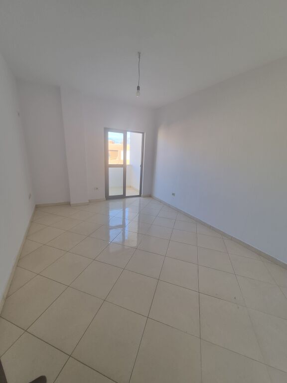 Jepet me qera Apartament 2+1+2 ne Astir