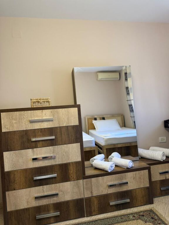 Apartament 2+1 me qira te Xhamlliku, pranë Sheshit Shtraus – 550 €