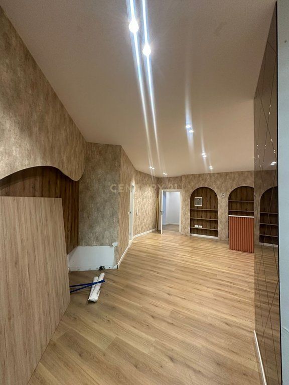 Ambient biznesi 80 m² me qira, kati 1, përballë Vila L.  60 000 leke/ muaj