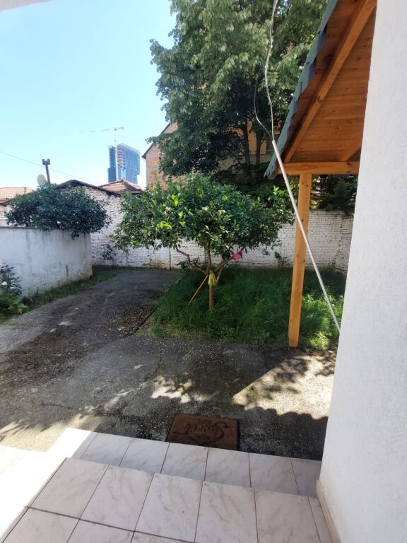 Affittasi casa privata 1+1 con cortile in via Myslym Shyri!
