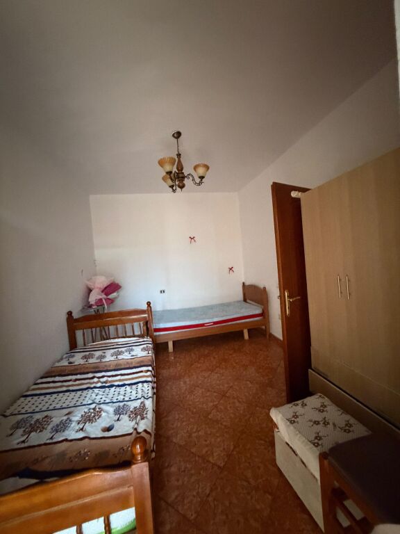 Rruga e Dibres jepet me qera apartament 2+1+2 i mobiluar 42,000 Leke