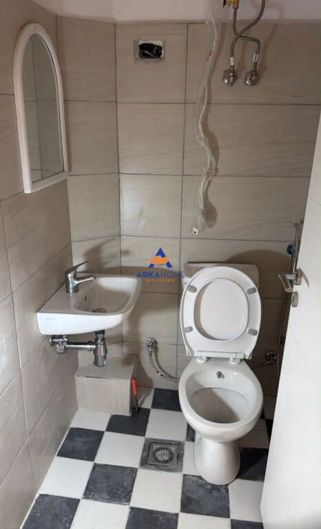 JEPET DYQAN ME QERA 30M2 "RRUGA E DIBRËS, PRANË KOMISARIATIT NR. 4" 50.000 LEKE