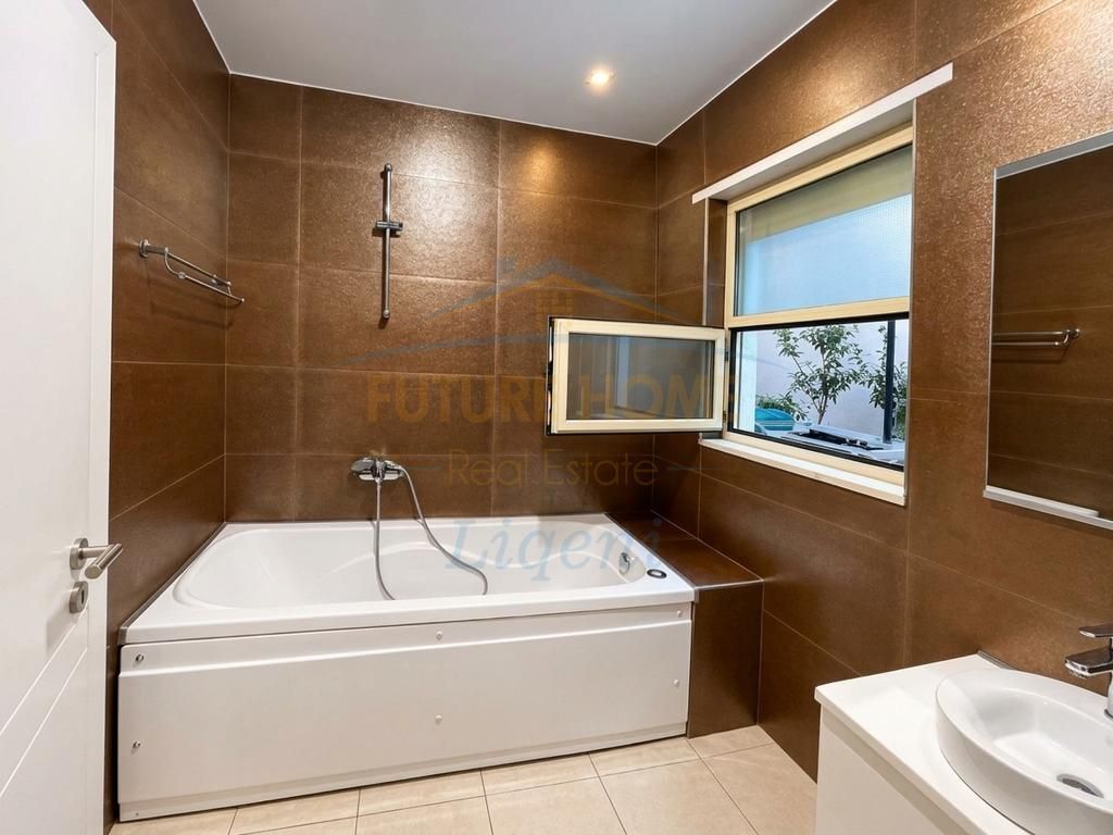 Shitet Apartament 2+1+2+Verande tek Kristal Center