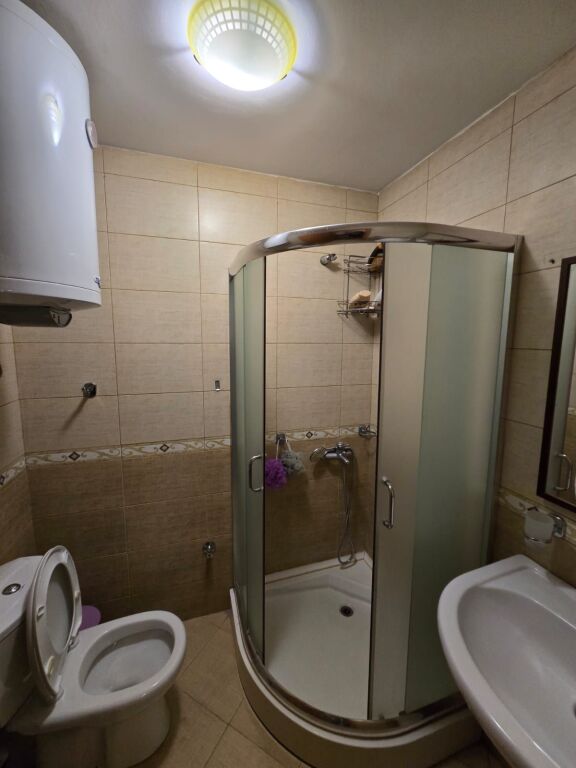 Apartament 1+1 me 2 Tualete me Qira – Te Brryli (Buzë Rrugës Kryesore) !