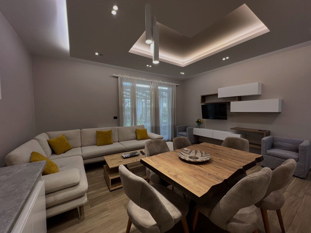 JEPET ME QIRA | APARTAMENT 2+1 ME KOPSHT – PRANË TEG