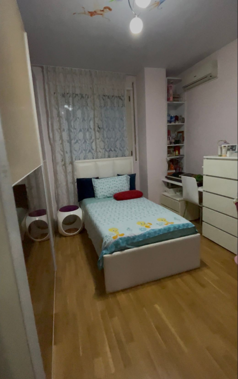 Shitet apartament 2+1+2 me verandë, pranë Kristal Center, Tiranë.
