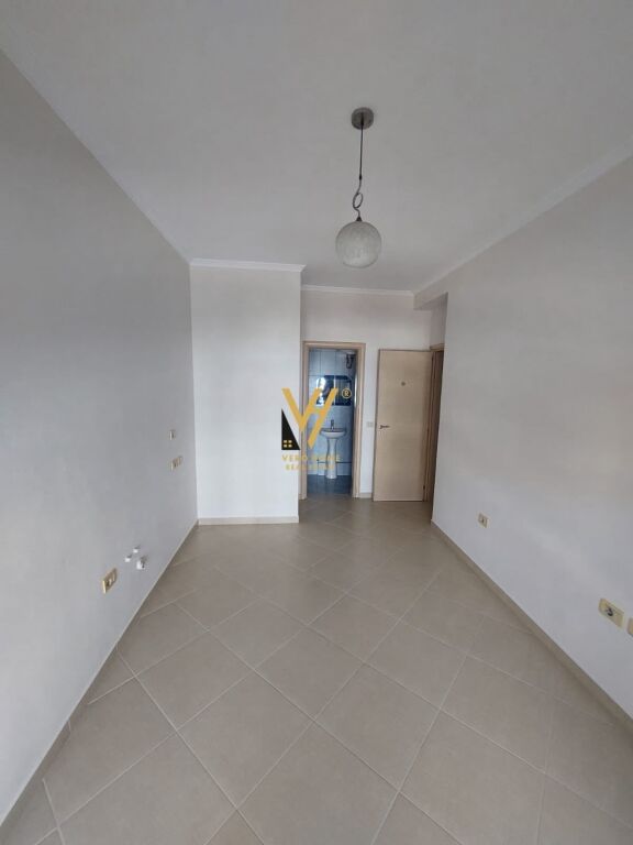 JEPET APARTAMENT 3+1+2+BLK ME QERA TE KOMUNA E PARISIT 100.000 LEKE