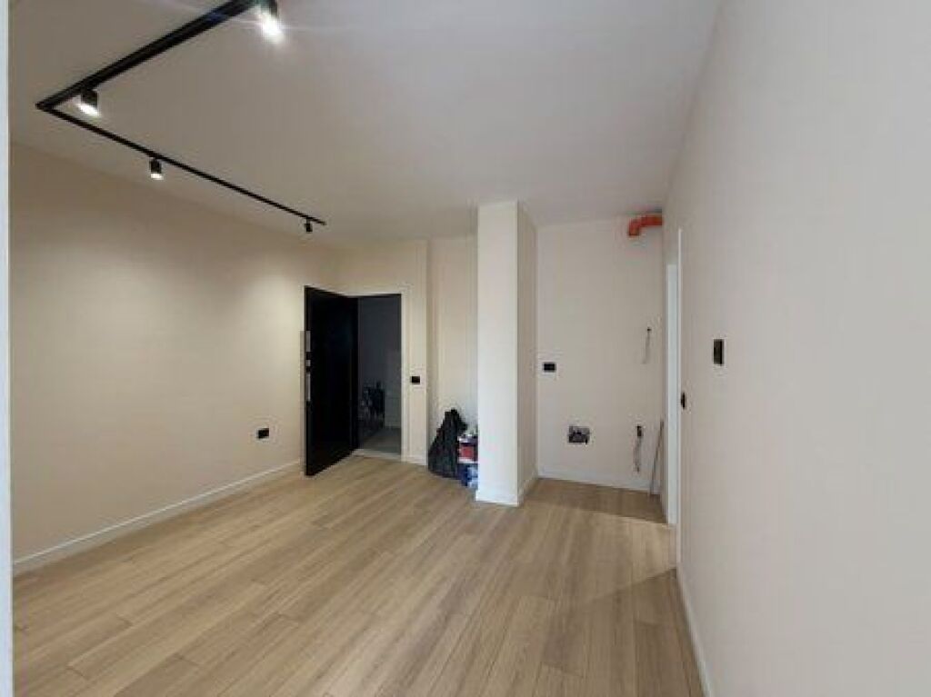 Shitet ,Apartament 1+1, Komuna e Parisit, Tirane