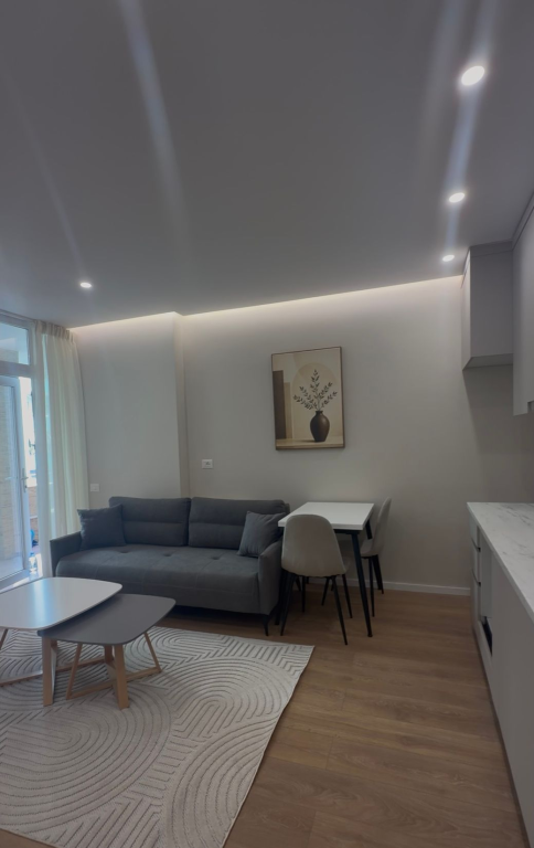 Shitet apartament 1+1 në Komunën e Parisit.