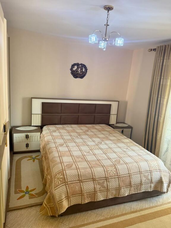 Apartament 2+1 me qira te Xhamlliku, pranë Sheshit Shtraus – 550 €